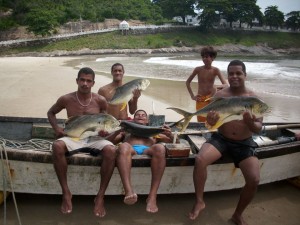 Moradores em dia de pesca no Imbuhy